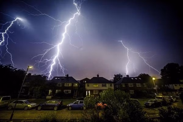 Có những việc không nên làm khi mưa bão, dù bạn ở trong nhà. Ảnh: BBC Weather.