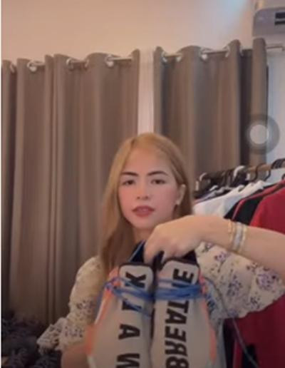 Đem bán cả giày. Ảnh: Facebook. Đem bán cả giày. Ảnh: Facebook.