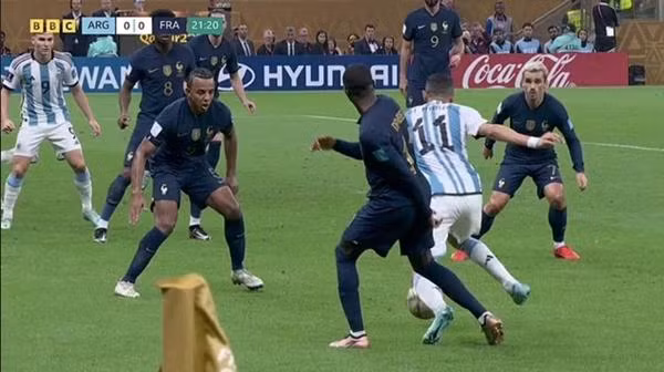 Dembele "dường như" đã phạm lỗi. Ảnh: BBC.