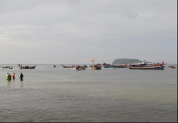 Nhìn từ xa, gần như không thể thấy chiếc máy bay vì nó chìm trong nước. Ảnh: Reuters.