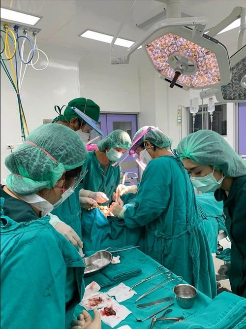 Các bác sĩ mổ cấp cứu cho người câu cá. Ảnh: ViralPress.