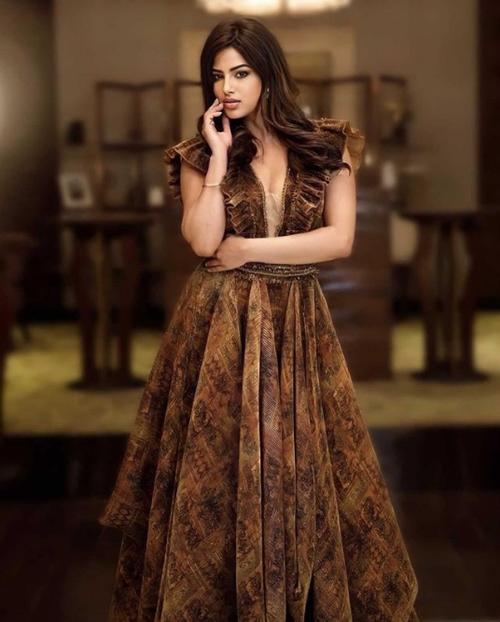 Harnaaz được khen rất xinh đẹp trong chuyến về quê hương. Ảnh: Instagram.