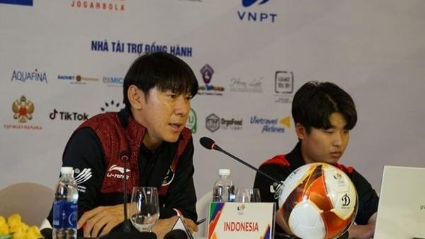 HLV Shin Tae-yong trong một buổi họp báo trước đây. Ảnh: NBC News. HLV Shin Tae-yong trong một buổi họp báo trước đây. Ảnh: NBC News.