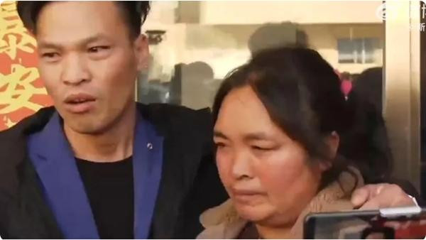 Li và mẹ (hiện tại). Ảnh: Yahoo! Li và mẹ (hiện tại). Ảnh: Yahoo!