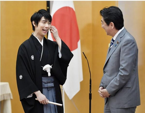 Hanyu là cá nhân trẻ nhất từng được nhận Giải thưởng Danh dự của Nhân dân, khi anh 23 tuổi (ảnh chụp Hanyu với cựu Thủ tướng Shinzo Abe). Ảnh: Kyodo.