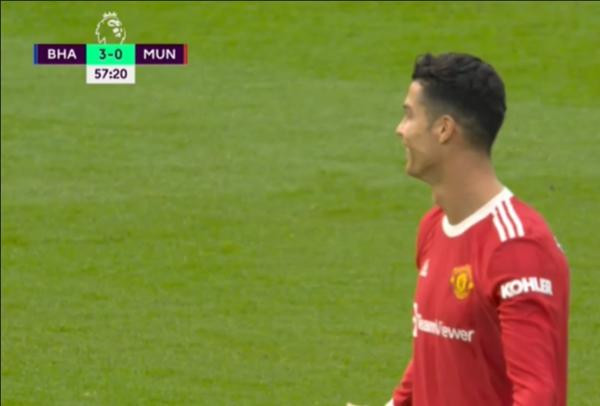 Ronaldo bị phát hiện là đã đứng cười khi M.U bị dẫn 3-0. Ảnh: Premier League Productions.