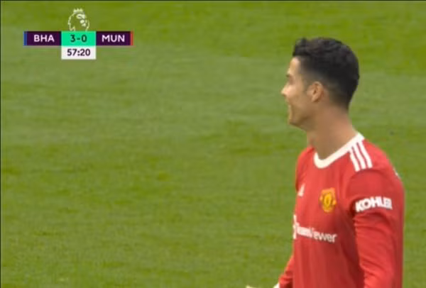 Ronaldo bị phát hiện là đã đứng cười khi M.U bị dẫn 3-0. Ảnh: Premier League Productions.