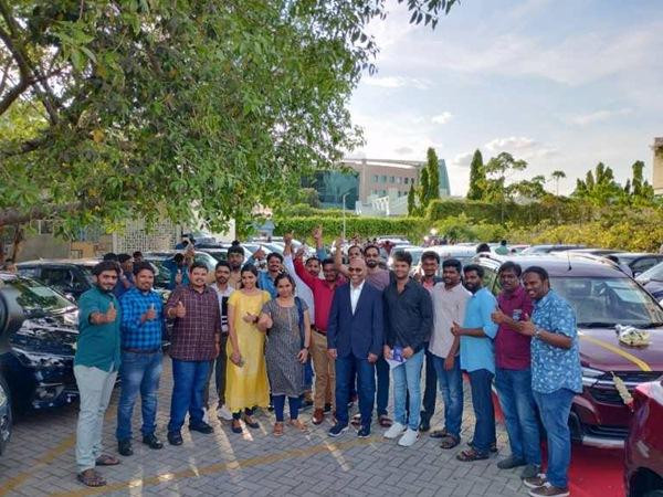 Công ty Ideas2IT tặng hẳn 100 xe ô tô cho 100 nhân viên đã làm việc từ 5 đến 12 năm. Ảnh: Indian Express.