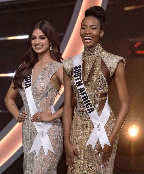 Lalela (phải) là Á hậu 2 tại Miss Universe 2021, khi Harnaaz Sandhu (trái) là Hoa hậu. Ảnh: The South African. Lalela (phải) là Á hậu 2 tại Miss Universe 2021, khi Harnaaz Sandhu (trái) là Hoa hậu. Ảnh: The South African.