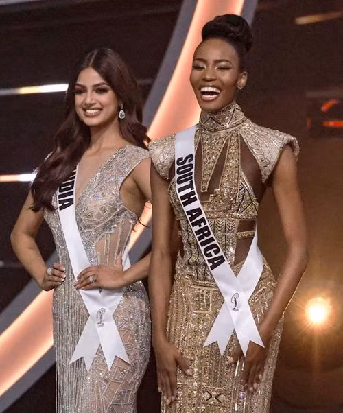 Lalela (phải) là Á hậu 2 tại Miss Universe 2021, khi Harnaaz Sandhu (trái) là Hoa hậu. Ảnh: The South African.