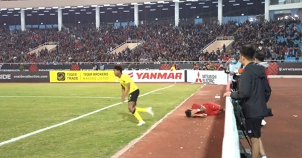 Cầu thủ Malaysia sau đó nhận thẻ đỏ. Ảnh: Twitter.