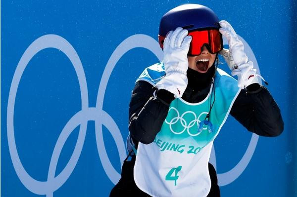 Chính Ái Linh cũng không tin nổi sau khi thực hiện thành công cú nhảy mà cô chưa thử bao giờ. Ảnh: EPA. Chính Ái Linh cũng không tin nổi sau khi thực hiện thành công cú nhảy mà cô chưa thử bao giờ. Ảnh: EPA.