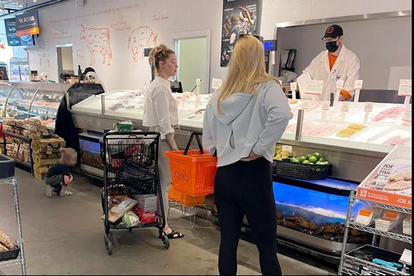 Amber Heard mới đi mua thực phẩm ở New York (Mỹ). Cô ăn mặc giản dị, không trang điểm, mua những món ăn đơn giản. Ảnh: NY Post.