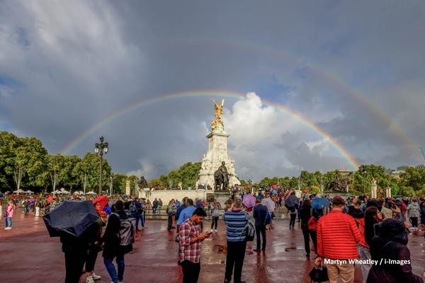 Nhiều người dân xúc động khi nhìn thấy cầu vồng đôi. Ảnh: Twitter. Nhiều người dân xúc động khi nhìn thấy cầu vồng đôi. Ảnh: Twitter.