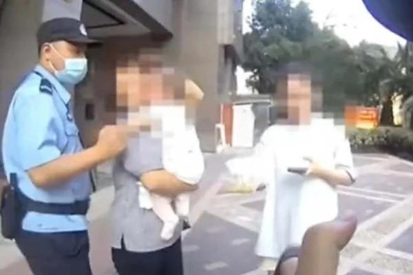 Một cảnh sát giúp em bé bị lõi ngô rơi vào đầu. Ảnh: SCMP.