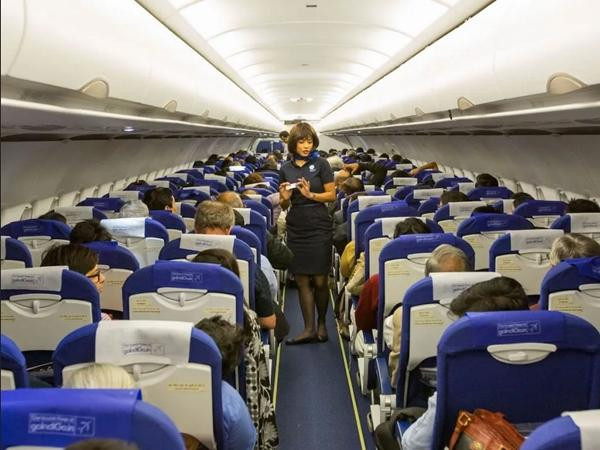 Tất cả hành khách được yêu cầu rời khỏi máy bay để kiểm tra. Ảnh minh họa: iStock.