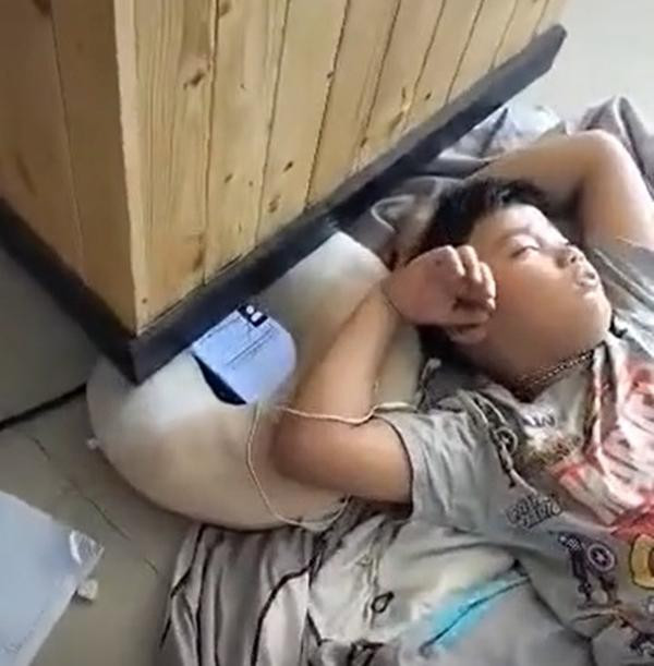 Ai thi cứ thi, mình ngủ cứ ngủ. Ảnh: Sukanya. Ai thi cứ thi, mình ngủ cứ ngủ. Ảnh: Sukanya.