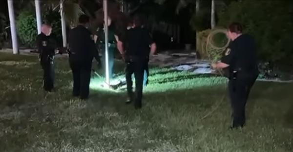 Cảnh sát đi tìm "thủ phạm" cắn người đàn ông. Ảnh: NBC2 News.