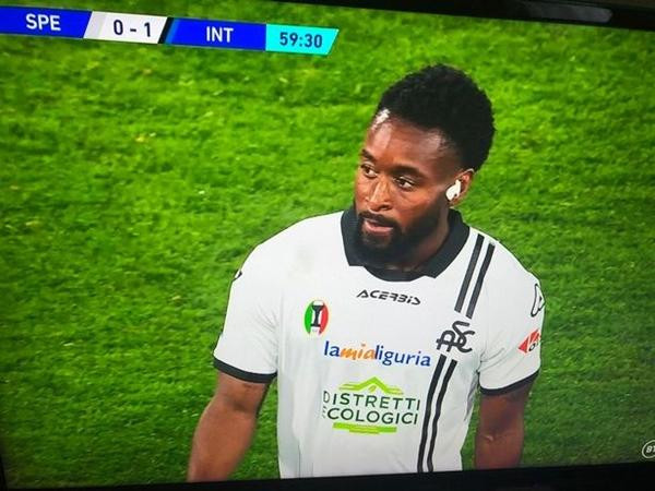 Tiền đạo Nzola. Ảnh: Daily Star. Tiền đạo Nzola. Ảnh: Daily Star.