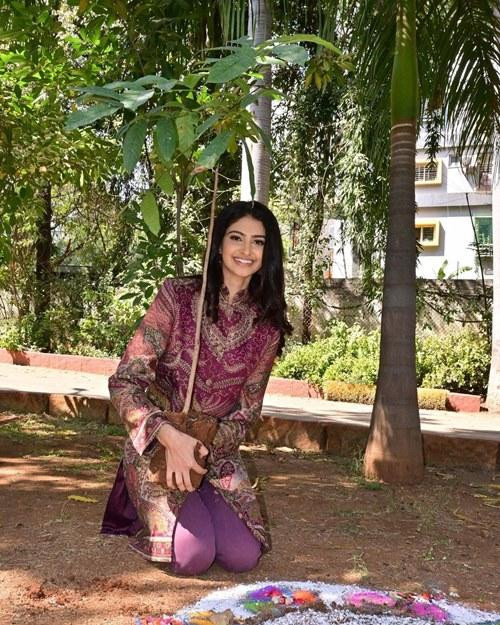 Mùa Xuân, Manasa trồng mấy cây xoài và kêu gọi mọi người cũng trồng cây. Ảnh: Instagram. Mùa Xuân, Manasa trồng mấy cây xoài và kêu gọi mọi người cũng trồng cây. Ảnh: Instagram.