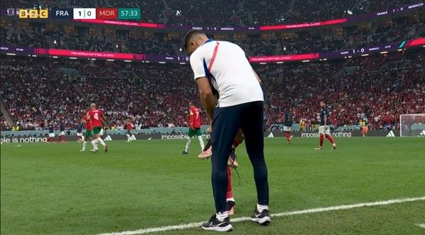 Vừa bị mất bóng, vừa hỏng cả dây giày. Ảnh: BBC Sport.