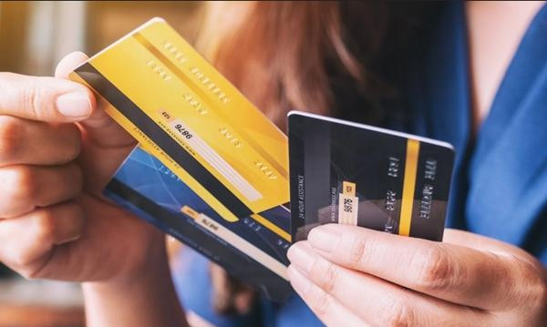 "Thẻ của tôi hết tiền, tôi có đáng để anh gọi từng đó cuộc điện thoại không?". Ảnh minh họa: Nerd Wallet. "Thẻ của tôi hết tiền, tôi có đáng để anh gọi từng đó cuộc điện thoại không?". Ảnh minh họa: Nerd Wallet.