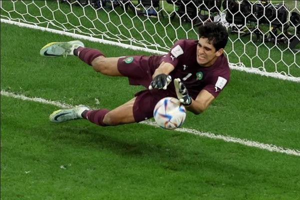 Các thủ môn có vẻ bình tĩnh hơn các cầu thủ thực hiện sút penalty. Ảnh: Getty.