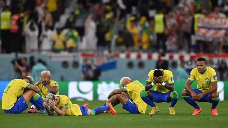 Các cầu thủ Brazil buồn bã sau trận đấu. Ảnh: Getty.