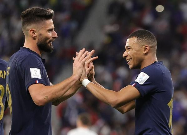 Mbappe (phải) ăn mừng với đồng đội Giroud (trái). Ảnh: Friedemann Vogel/ EFE.