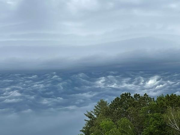 Một người khác cũng chia sẻ ảnh họ từng chụp bầu trời mà trông như mặt biển. Ảnh: Erika P./ Twitter.