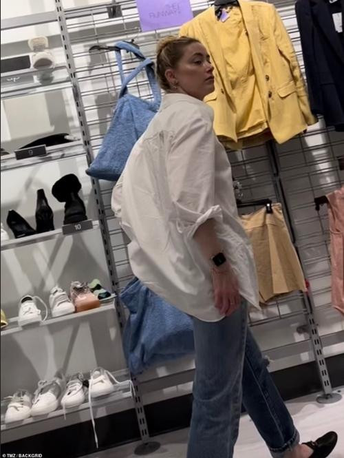 Trông Heard khác hẳn với hình ảnh cầu kỳ thông thường. Ảnh: TMZ. Trông Heard khác hẳn với hình ảnh cầu kỳ thông thường. Ảnh: TMZ.