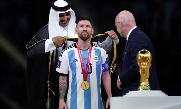 Việc khoác áo bisht cho một ai đó là thể hiện sự trân trọng và tôn vinh. Ảnh: UK Daily News. Việc khoác áo bisht cho một ai đó là thể hiện sự trân trọng và tôn vinh. Ảnh: UK Daily News.