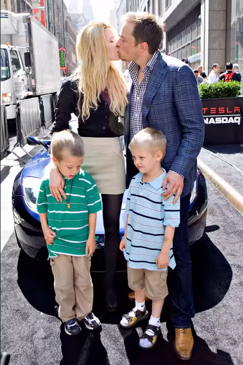 Musk và Riley (vợ thứ hai) cùng cặp sinh đôi Griffin và Xavier (nay là Vivian) hồi nhỏ. Ảnh: Bloomberg via Getty.