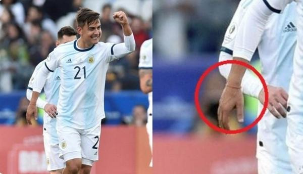 Dybala đeo sợi dây đỏ mà Messi cho mượn. Ảnh: Twitter.