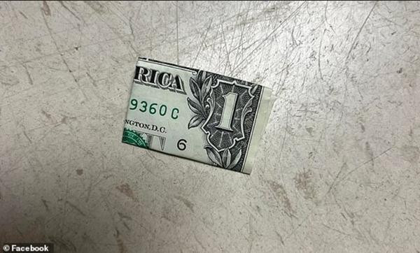 Cảnh sát Mỹ đã cảnh báo người dân không nhặt tiền rơi trên mặt đất. Ảnh: Facebook. Cảnh sát Mỹ đã cảnh báo người dân không nhặt tiền rơi trên mặt đất. Ảnh: Facebook.