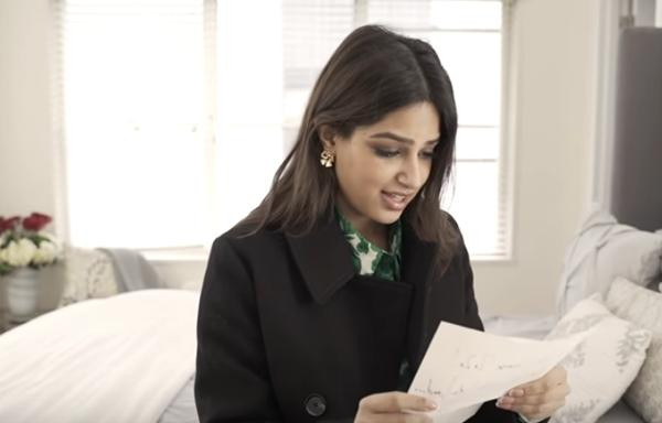 Harnaaz xúc động khi đọc thư của đàn chị. Ảnh: MUO. Harnaaz xúc động khi đọc thư của đàn chị. Ảnh: MUO.