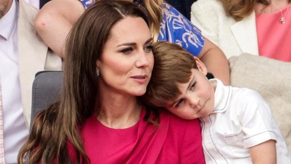 Tỏ thái độ thế thôi nhưng sau đó Louis lại ôm mẹ ngay. Ảnh: Chris Jackson/ AFP. Tỏ thái độ thế thôi nhưng sau đó Louis lại ôm mẹ ngay. Ảnh: Chris Jackson/ AFP.