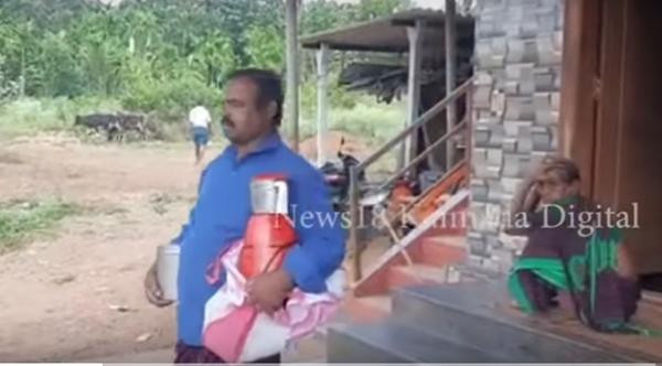 Hanumanthappa mang đồ nghề đến trụ sở công ty điện lực gần như hằng ngày. Ảnh: News18.