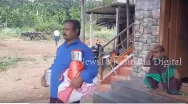 Hanumanthappa mang đồ nghề đến trụ sở công ty điện lực gần như hằng ngày. Ảnh: News18.