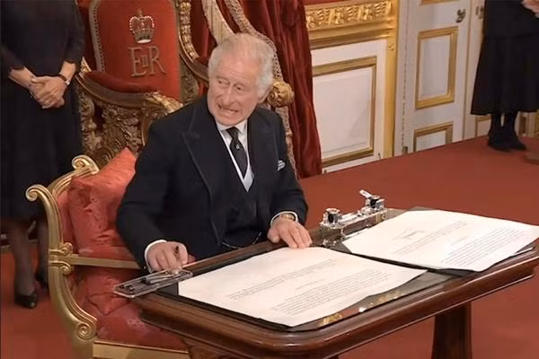Khoảnh khắc Vua Charles III bực mình vì trợ lý không hiểu ý, cứ để hộp bút vướng tay ông. Ảnh: Reuters. Khoảnh khắc Vua Charles III bực mình vì trợ lý không hiểu ý, cứ để hộp bút vướng tay ông. Ảnh: Reuters.