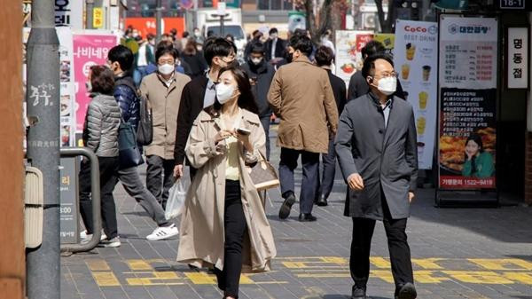 Mọi người ở Seoul (Hàn Quốc) ra phố đều phải đeo khẩu trang. Ảnh: Reuters.