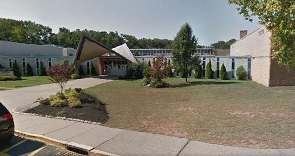 Hiện một cuộc điều tra đang được thực hiện ở trường Trung học Colonia. Ảnh: Mirror. Hiện một cuộc điều tra đang được thực hiện ở trường Trung học Colonia. Ảnh: Mirror.