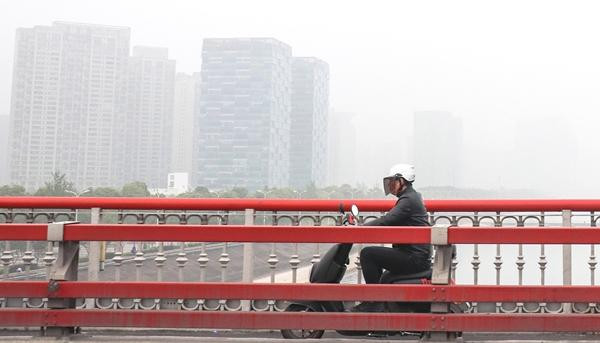 Nghiên cứu mới cho biết, bụi mịn PM2.5 trong không khí ngoài trời gây ra nhiều ca tử vong trên khắp thế giới. Ảnh minh họa: Christiana Kamprogianni/ Unsplash. Nghiên cứu mới cho biết, bụi mịn PM2.5 trong không khí ngoài trời gây ra nhiều ca tử vong trên khắp thế giới. Ảnh minh họa: Christiana Kamprogianni/ Unsplash.