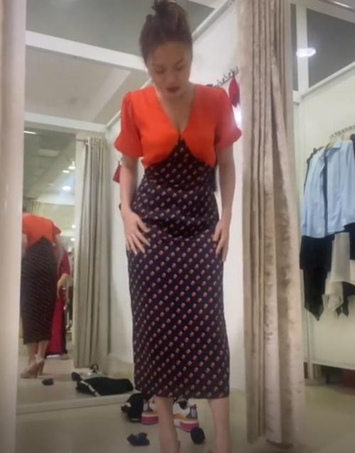 Leeshuhadah thử chiếc váy mới được may xong. Ảnh: Leeshuhadah. Leeshuhadah thử chiếc váy mới được may xong. Ảnh: Leeshuhadah.