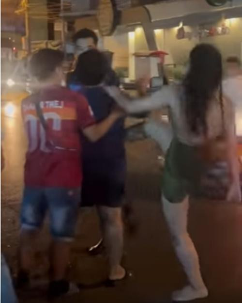 Pareploy tấn công rất chuyên nghiệp, kẻ thô lỗ chỉ biết chịu trận. Ảnh: Bangkok Post.