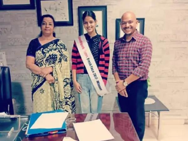 Harnaaz (giữa) năm 17 tuổi, đây là tuổi ăn tuổi ngủ mà vẫn rất mảnh mai. Harnaaz (giữa) năm 17 tuổi, đây là tuổi ăn tuổi ngủ mà vẫn rất mảnh mai.