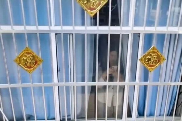 Wan không để ý điện thoại, khiến người bạn thân rất lo. Ảnh: Baidu.