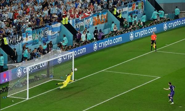 Thủ môn Wojciech Szczesny (Ba Lan) cản được quả penalty của Messi. Ảnh: Tom Jenkins/ The Guardian.