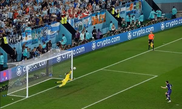 Thủ môn Wojciech Szczesny (Ba Lan) cản được quả penalty của Messi. Ảnh: Tom Jenkins/ The Guardian.