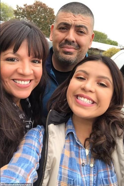 Cô giáo Mireles cùng chồng và con gái. Ảnh: Facebook.